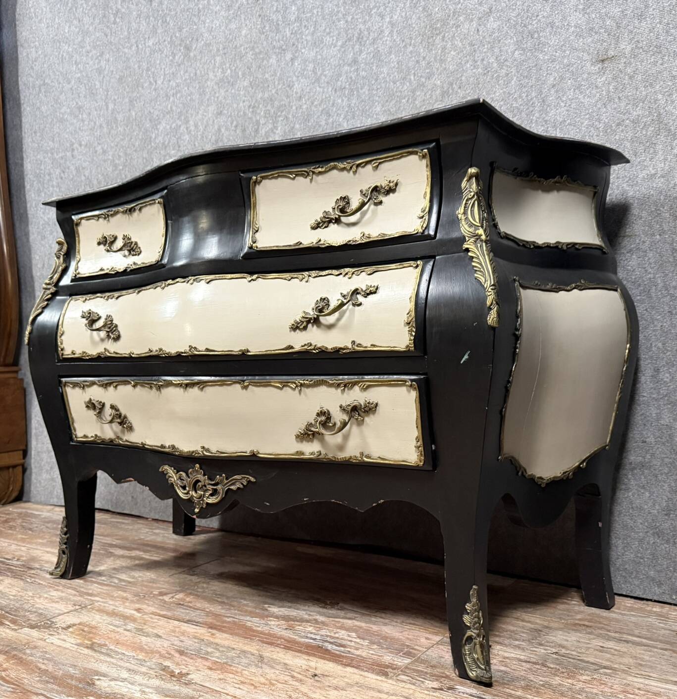 Curved Louis XV Baroque style chest of drawers in lacquered wood