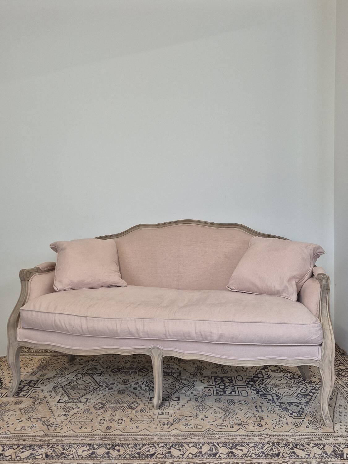 Louis XV style bench sofa in pink fabric and burlap