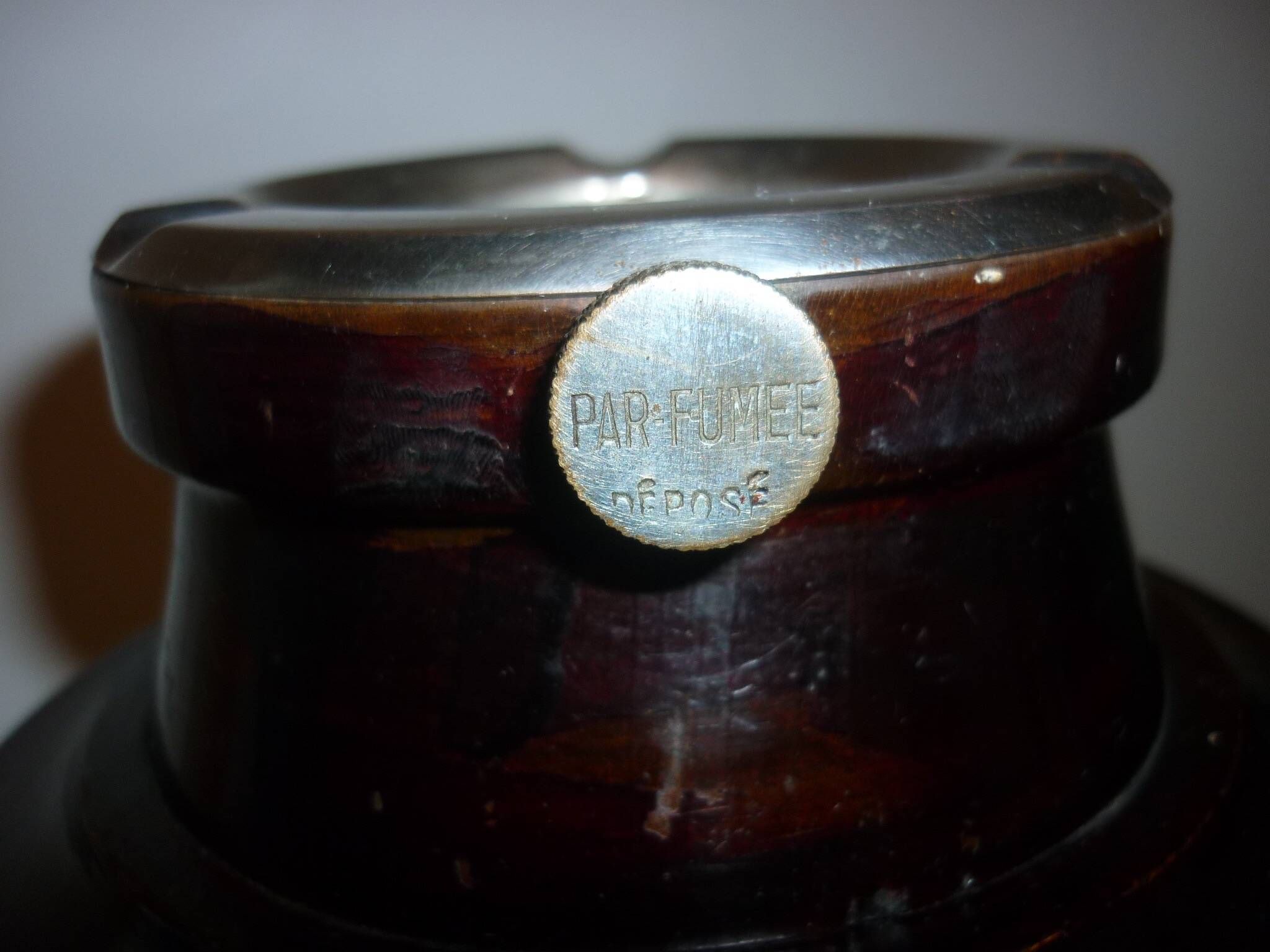 Par-fumee wooden ashtray on stand