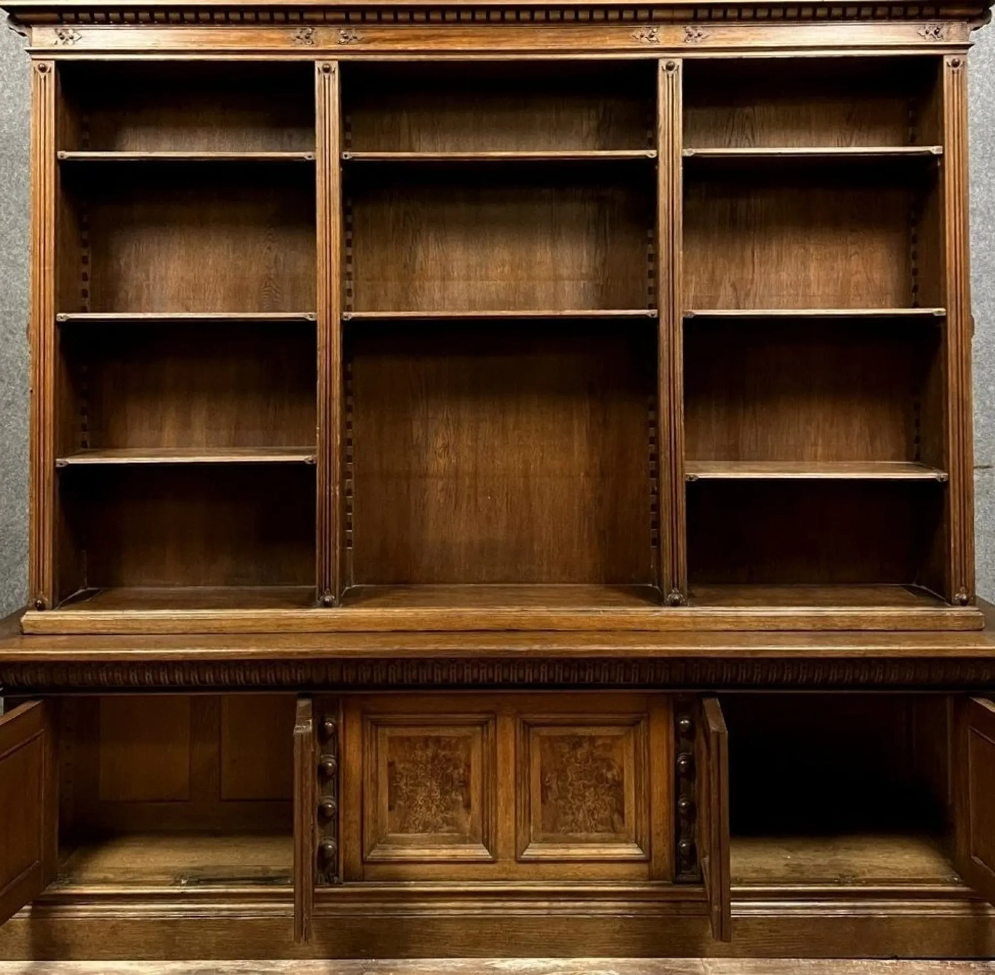 Important double-sided display case – Renaissance style – Walnut and burl