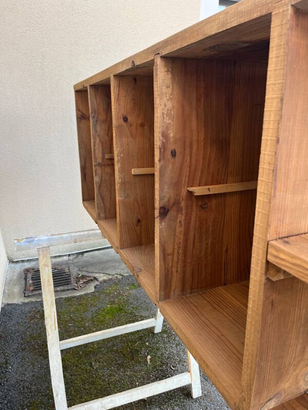 Étagère / ancien meuble enfilade boîtes aux lettres bois