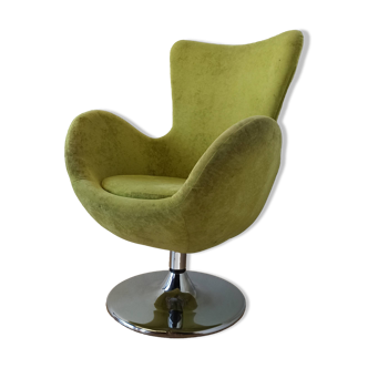 Bucket seat in chrome and green.