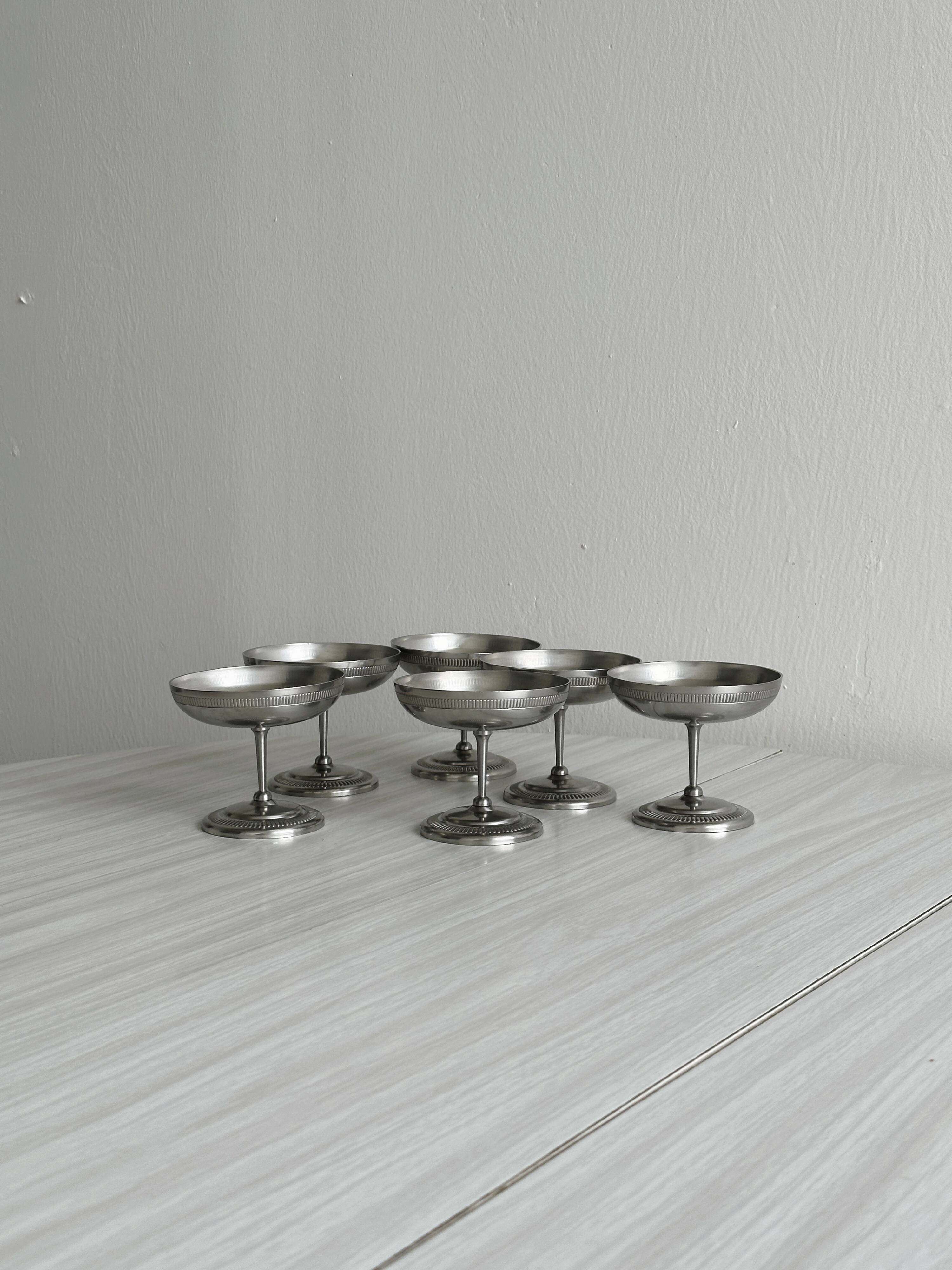 6 coupelles sur pied en inox