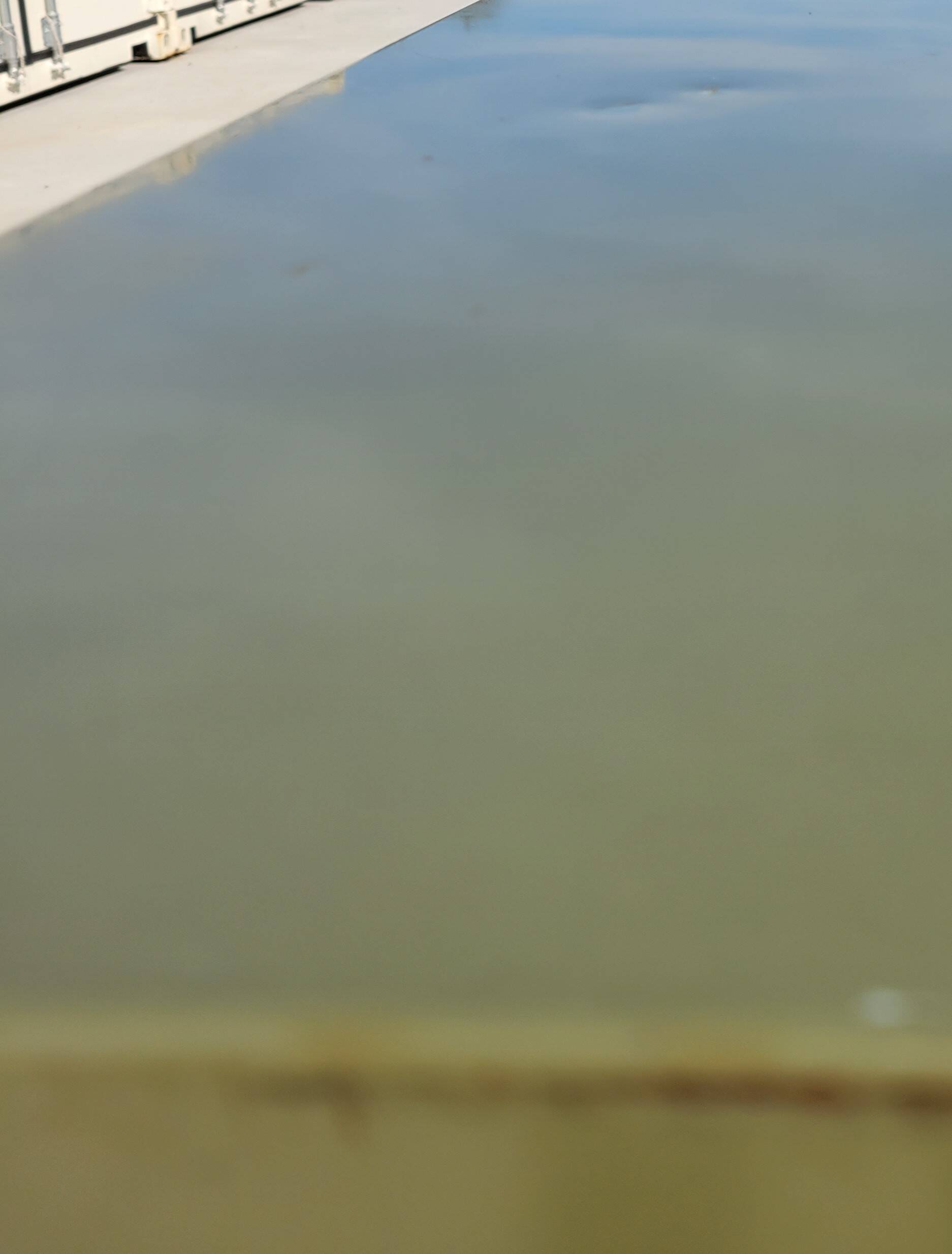 Industrial workshop furniture with 10 khaki flaps