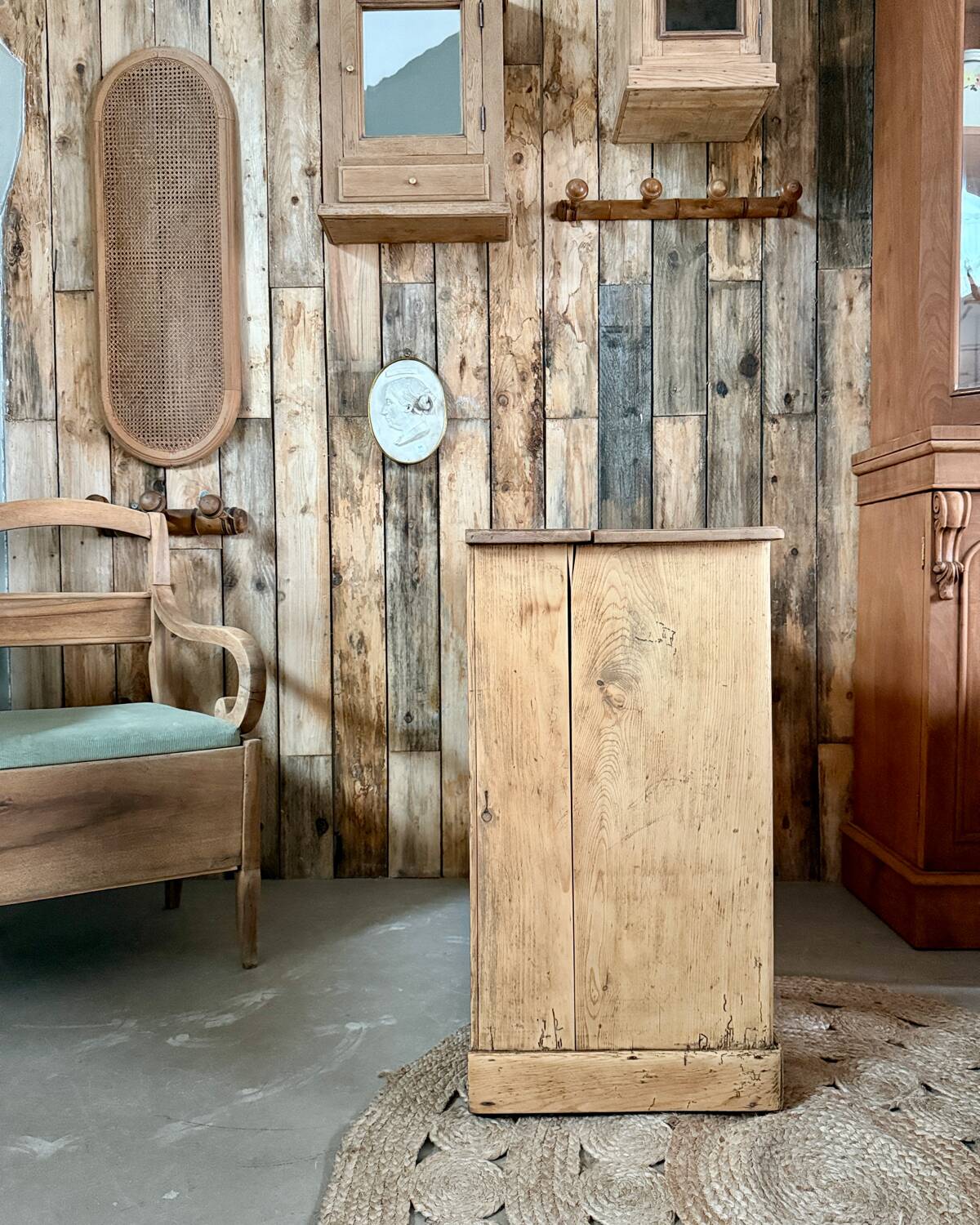 Antique English chest of drawers (renovated)
