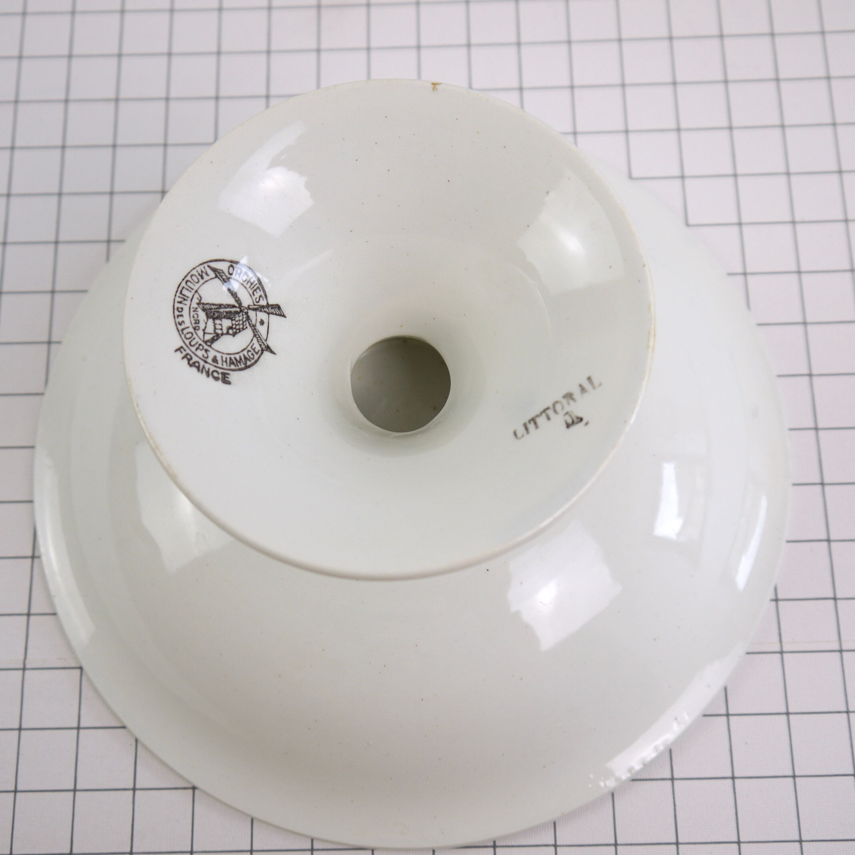 Display cake, compote mill of wolves