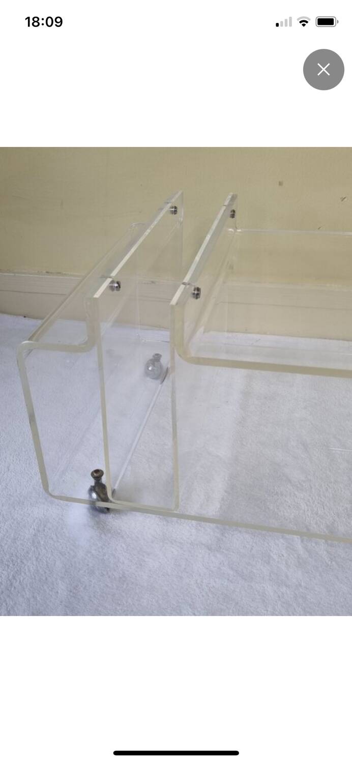 Table basse et porte revue en plexiglas vintage, années 70