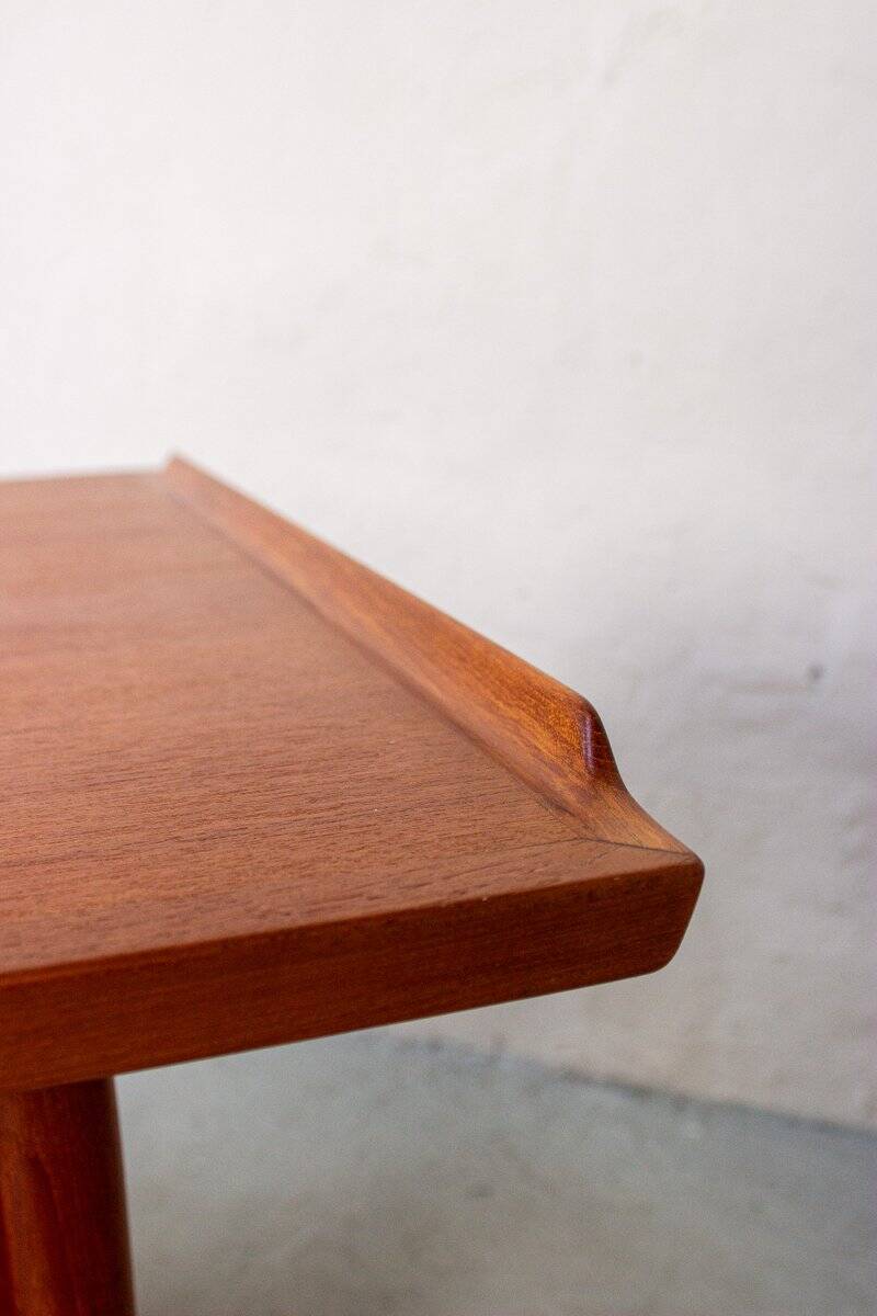 Danish mid-century desk model 207 in teak by Arne Vodder for Sibast, 1960s.