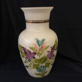 Vase en opaline blanche decor floral