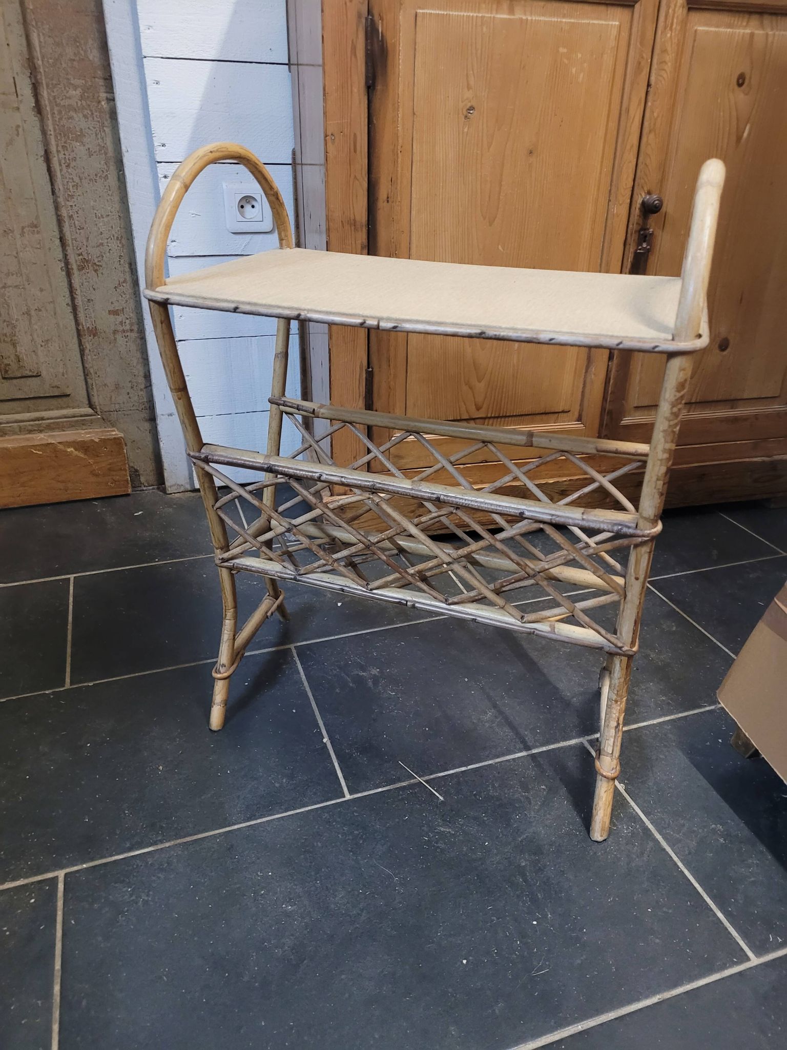 Porte revue en rotin vintage