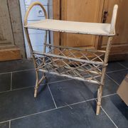 Porte revue en rotin vintage