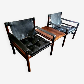 Set of 2 armchairs and their Sirocco Safari Chair tablet in black leather Elmo from 1964.
