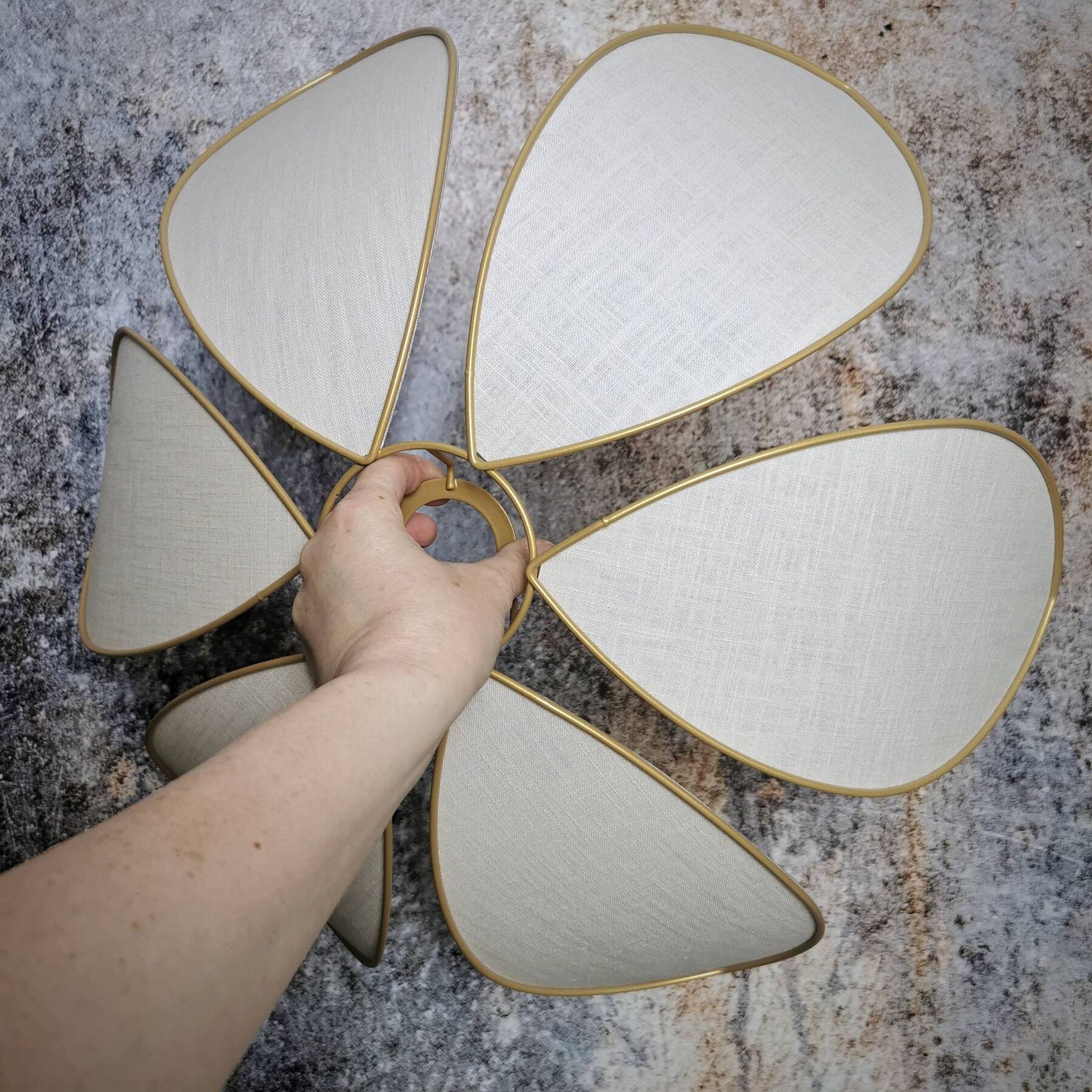 Suspension fleur structure métal, 6 pétales en lin sable