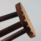 Tabouret de lait vintage à trois pieds en bois de style brutaliste avec décor sculpté