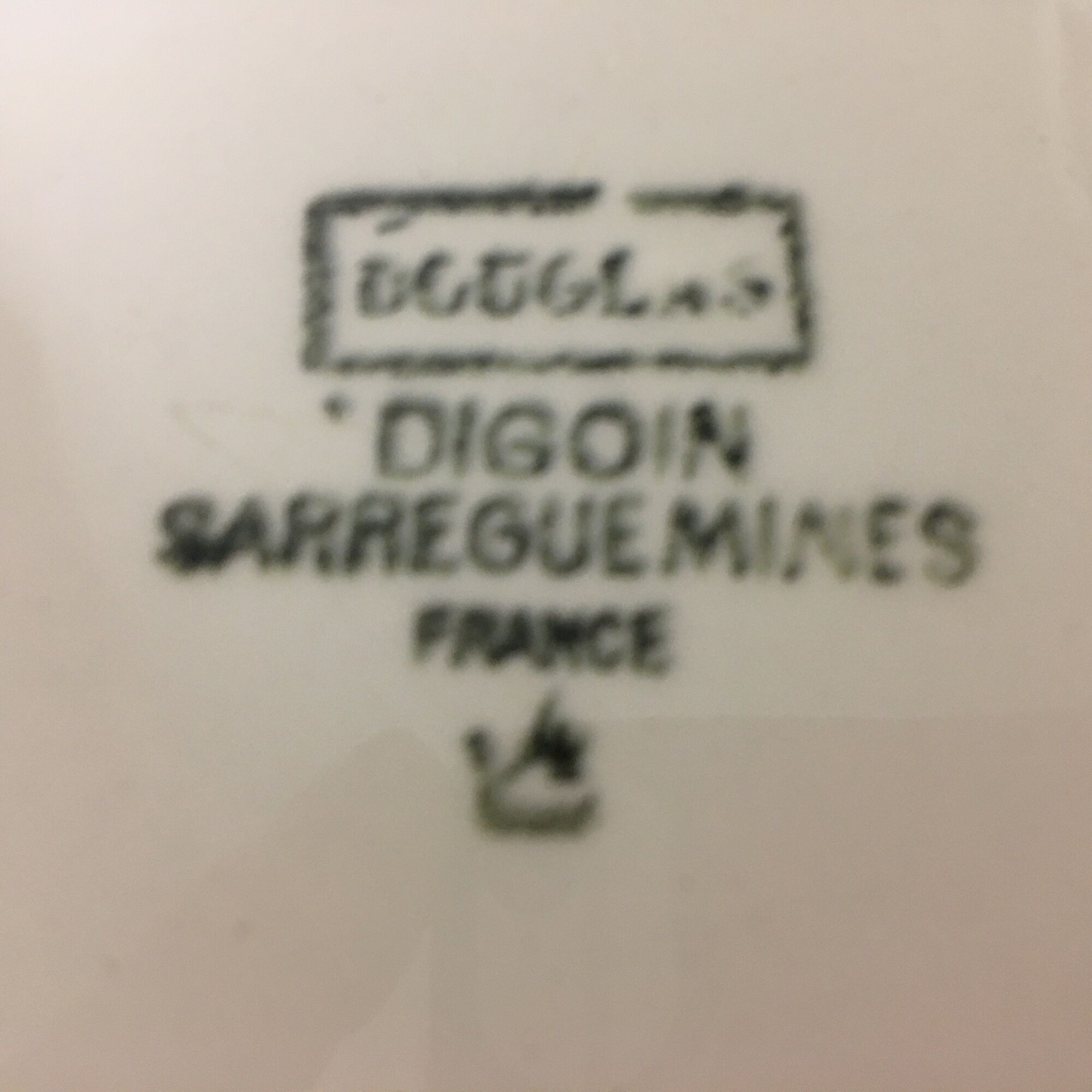 Round serving dish stamped "digoin sarreguemines" douglas model