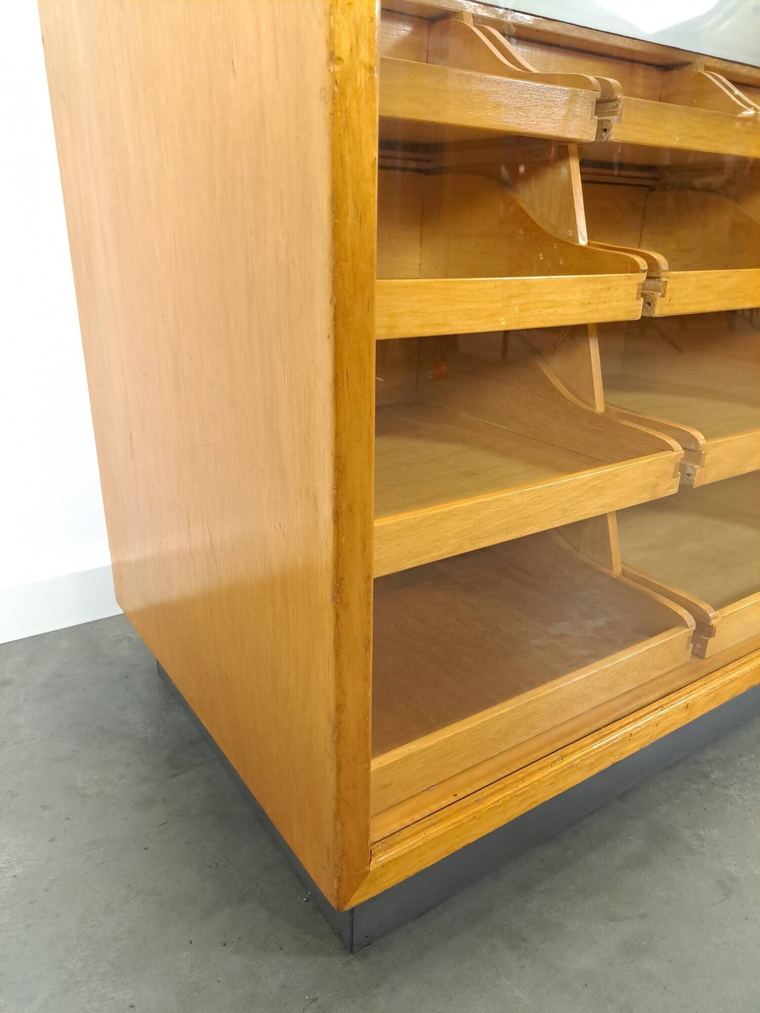 Vitrine de comptoir avec 12 tiroirs et plateau en verre