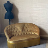 Canapé crapaud capitonné en velours moutarde