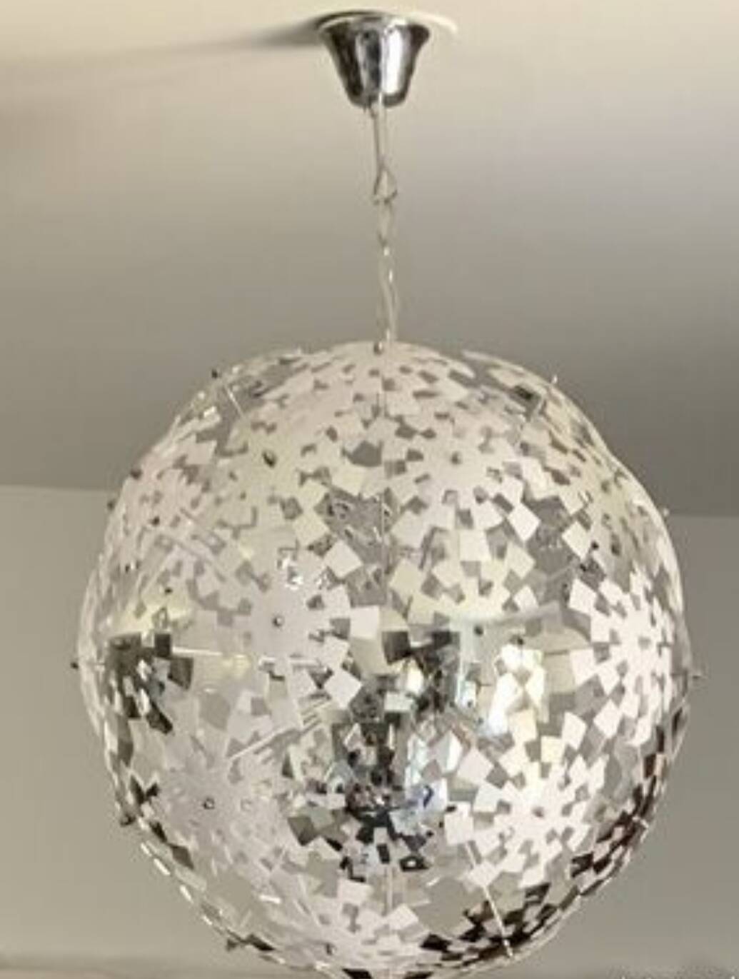 Suspension design forme sphere de fleurs pixelisées  chromée