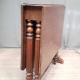 Drop-leaf table called “get leg”