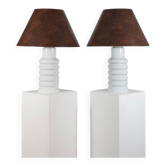 Paire de lampes de table en porcelaine vintage des années 50 avec abat-jours en simili cuir.