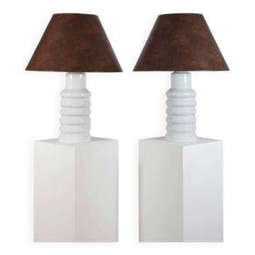Paire de lampes de table en porcelaine vintage des années 50 avec abat-jours en simili cuir.