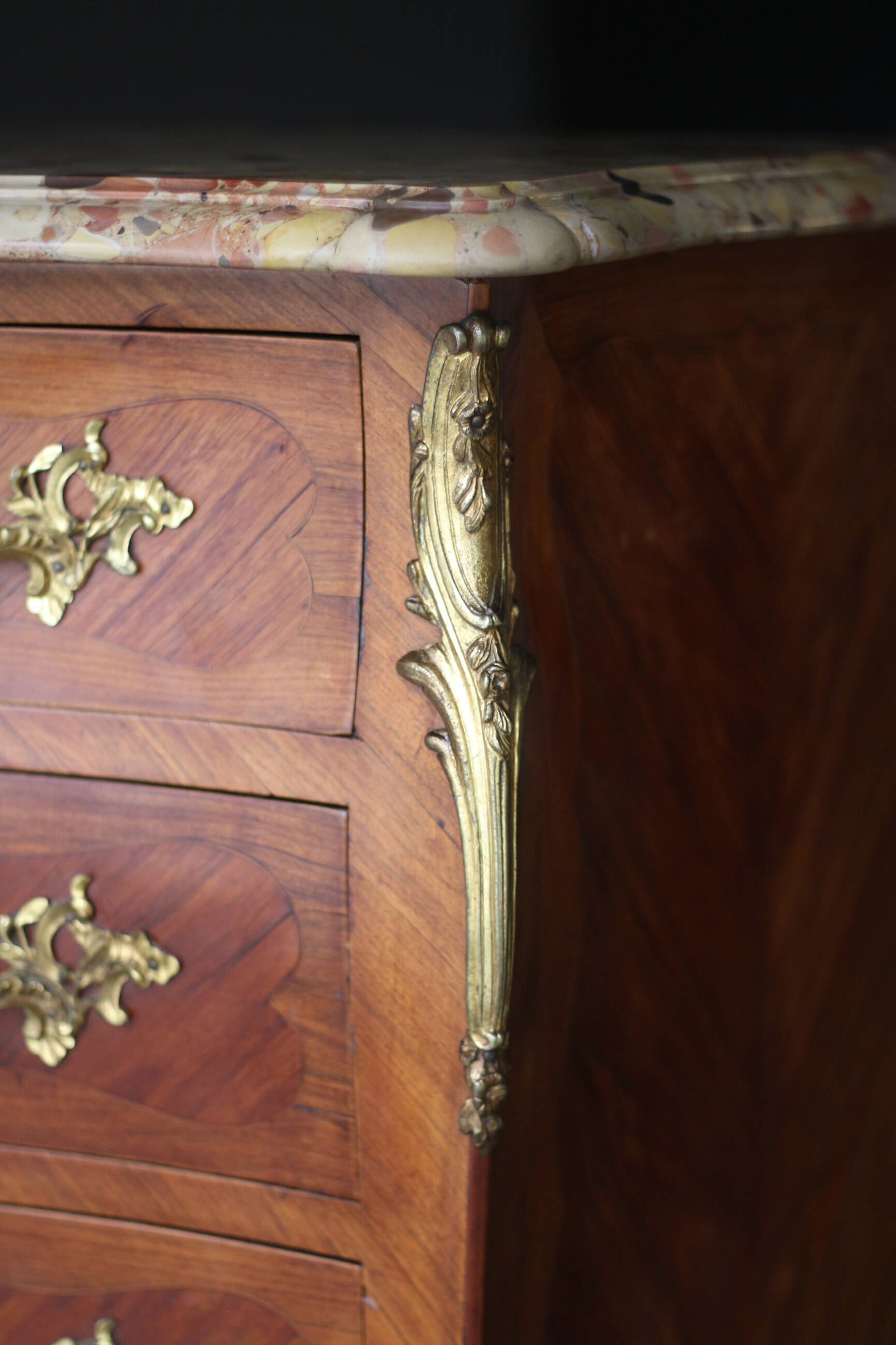 Sumptuous curved weekender in veneered wood in Louis XV style.