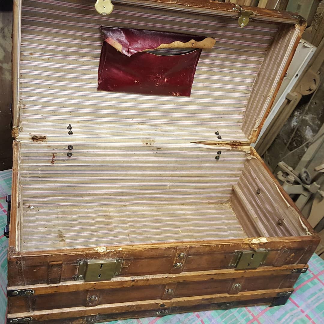 Superb trunk leather trunk dating from the end of the XIX century in its juice