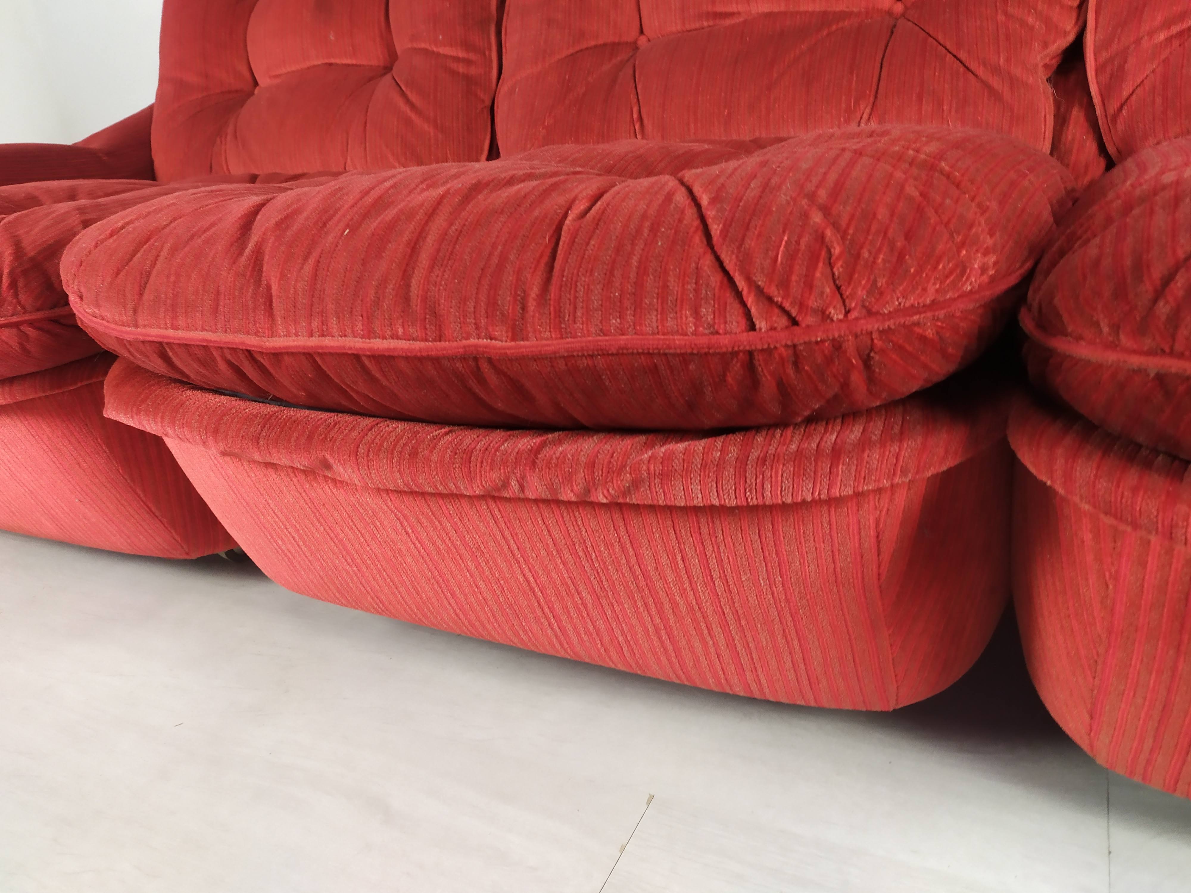 Airborne Cadestin Red Velvet Lounge