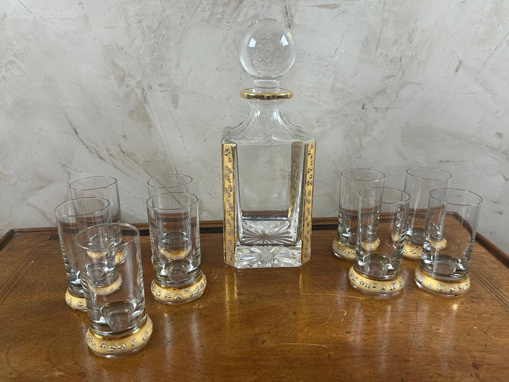 Carafe and 7 liqueur glasses