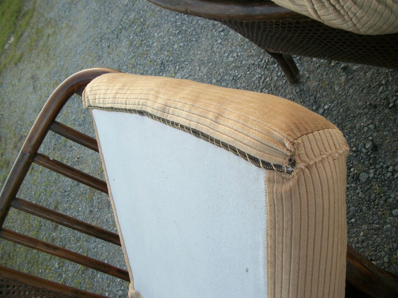 Pair of low rattan shepherdesses