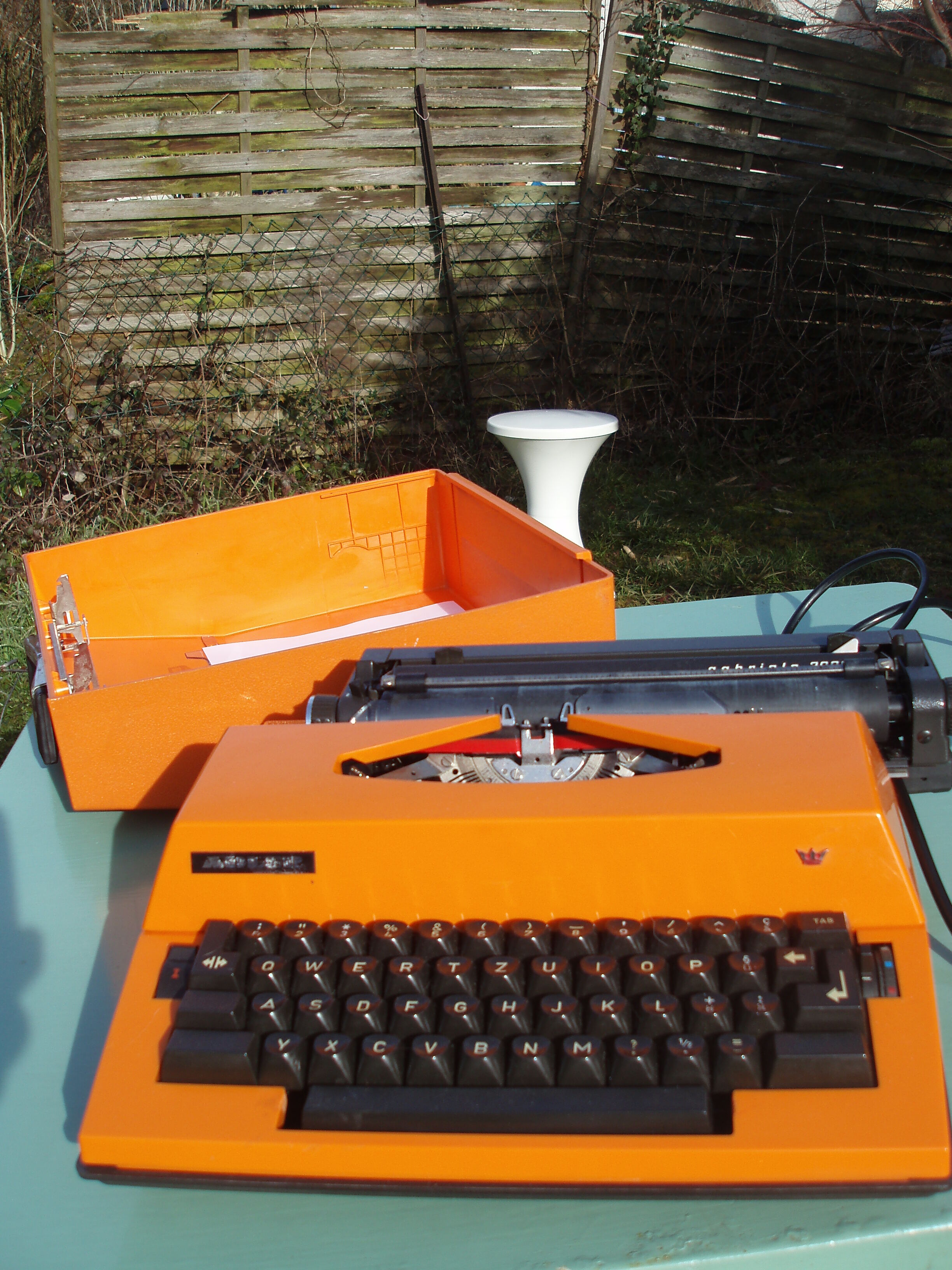 Electric writing machine adler orange and black with its suitcase