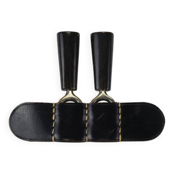 Fourchettes en paire Carl Aubock, corne, laiton, support en cuir, brochettes en épi de maïs des années 1930.