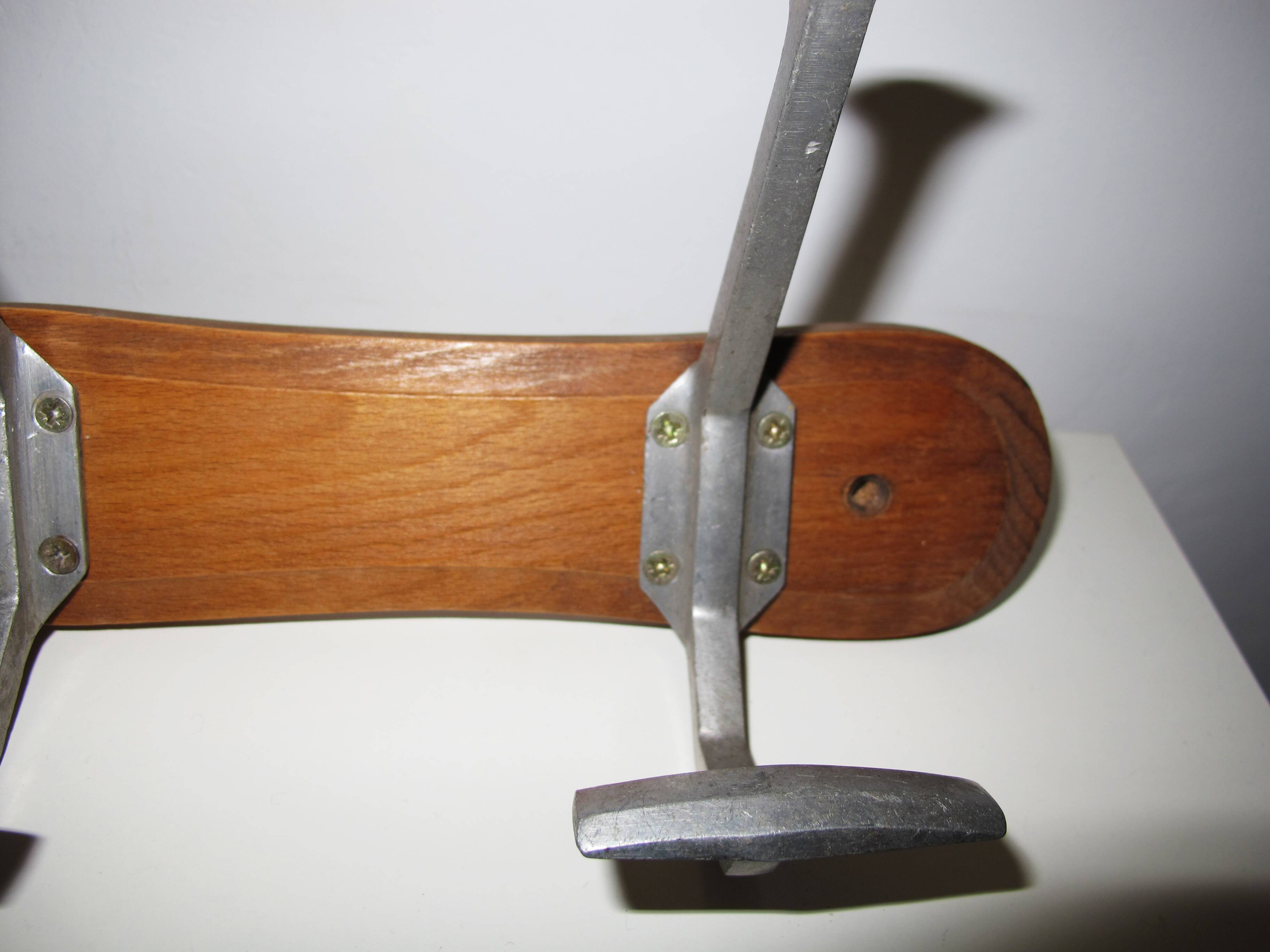 Wall-mounted coat rack in wood and metal with 3 hooks