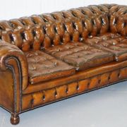 Restored vintage leather Chesterfield canapé in Thomas Chippendale style.