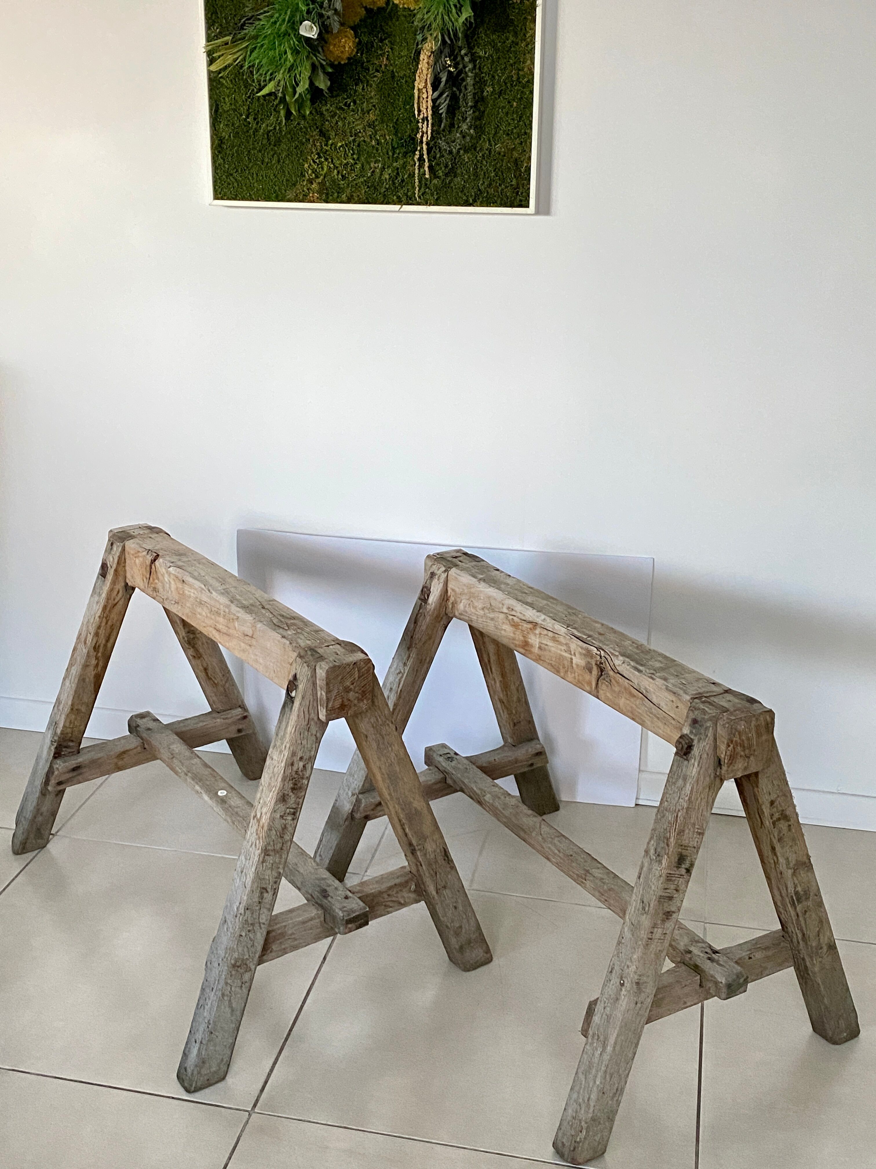 Table basse sur tréteaux anciens en bois