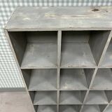 Meuble à casiers en bois patiné, rénové