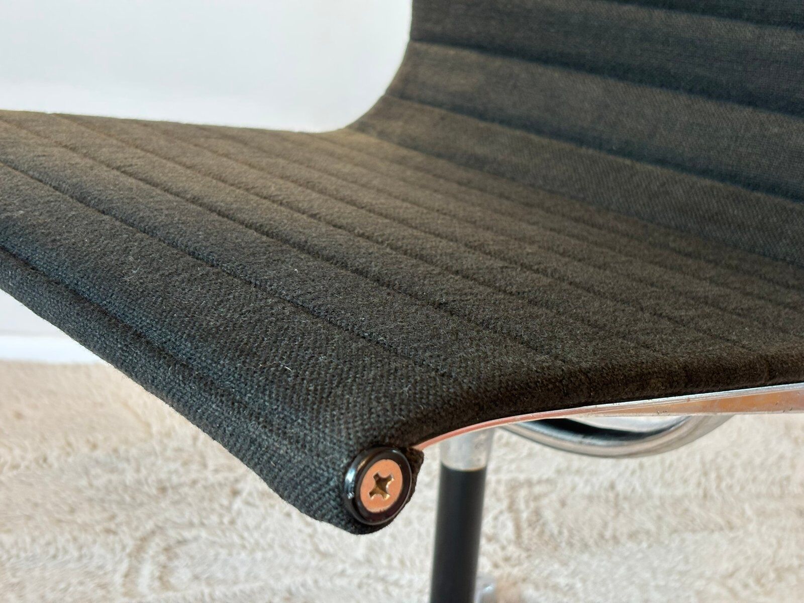 Model EA 105 aluminium chair by Eames for Herman Miller, 1970s