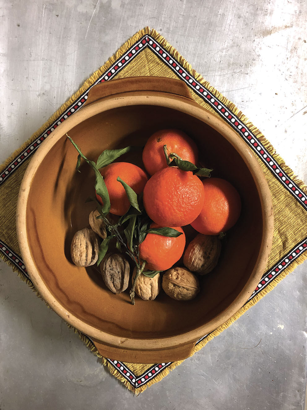Salad bowl in raw stoneware and varnish