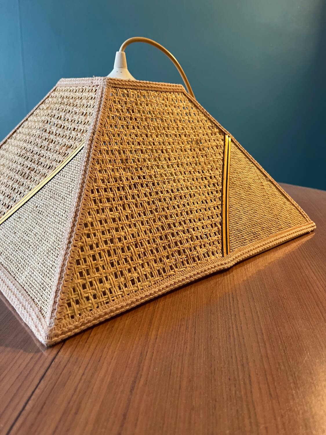 Suspension in wicker fabric canework
