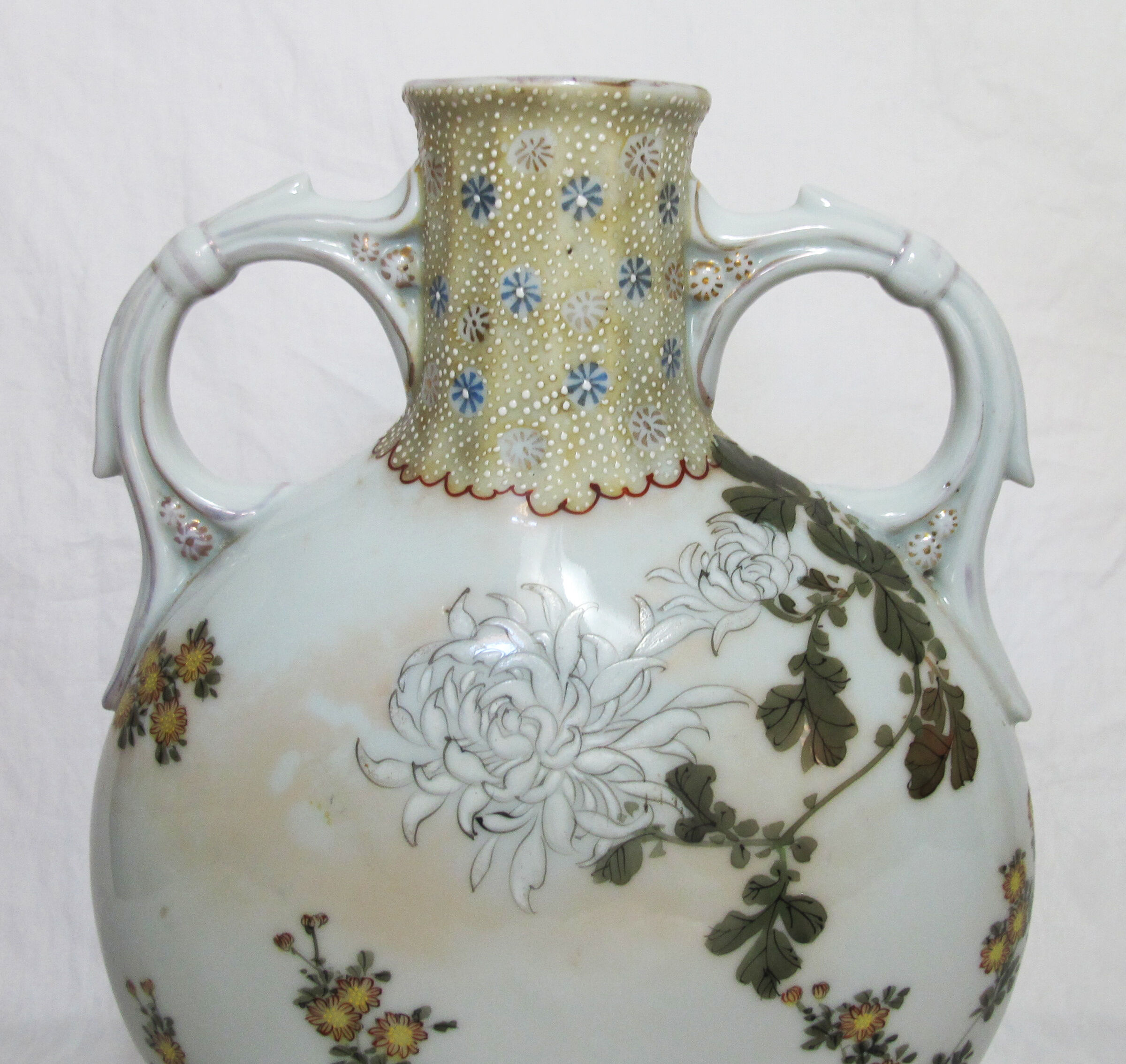 Gourd vase in Chinese or Japanese porcelain