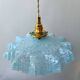 Grande suspension en verre de Clichy bleue dentelée
