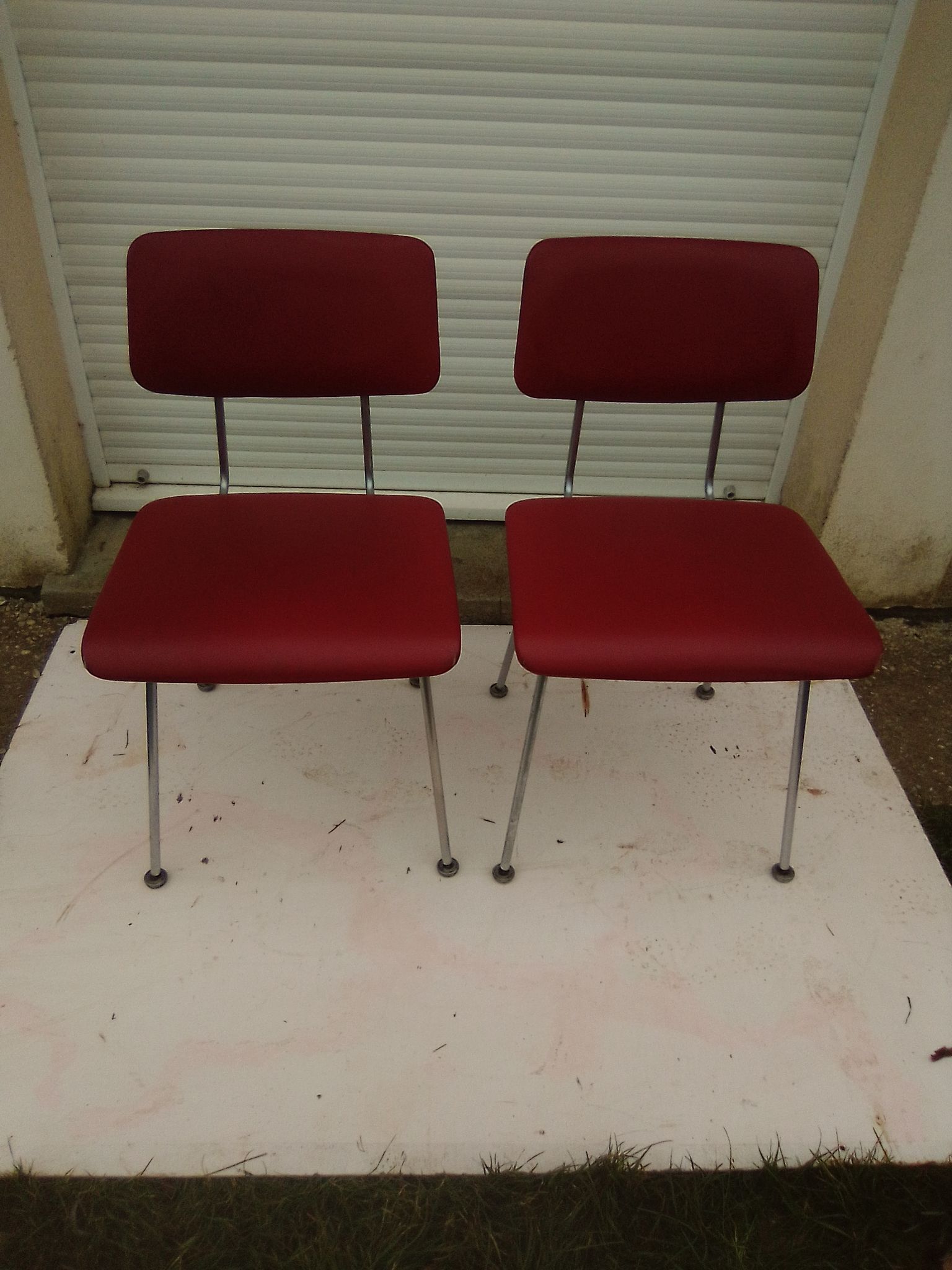 2 chairs in red skaï metal struxture 70s