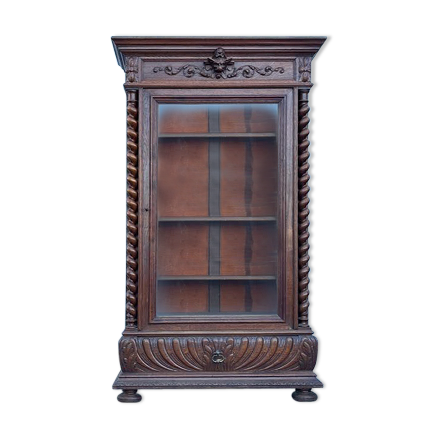 Louis XIII style showcase