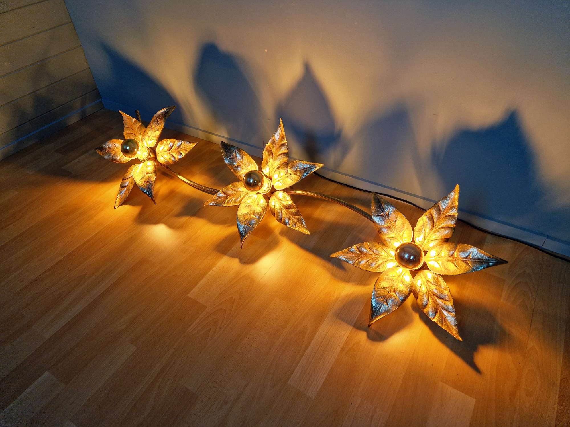 Large floral wall light in brass and gilded metal, Willy Daro, 1970.