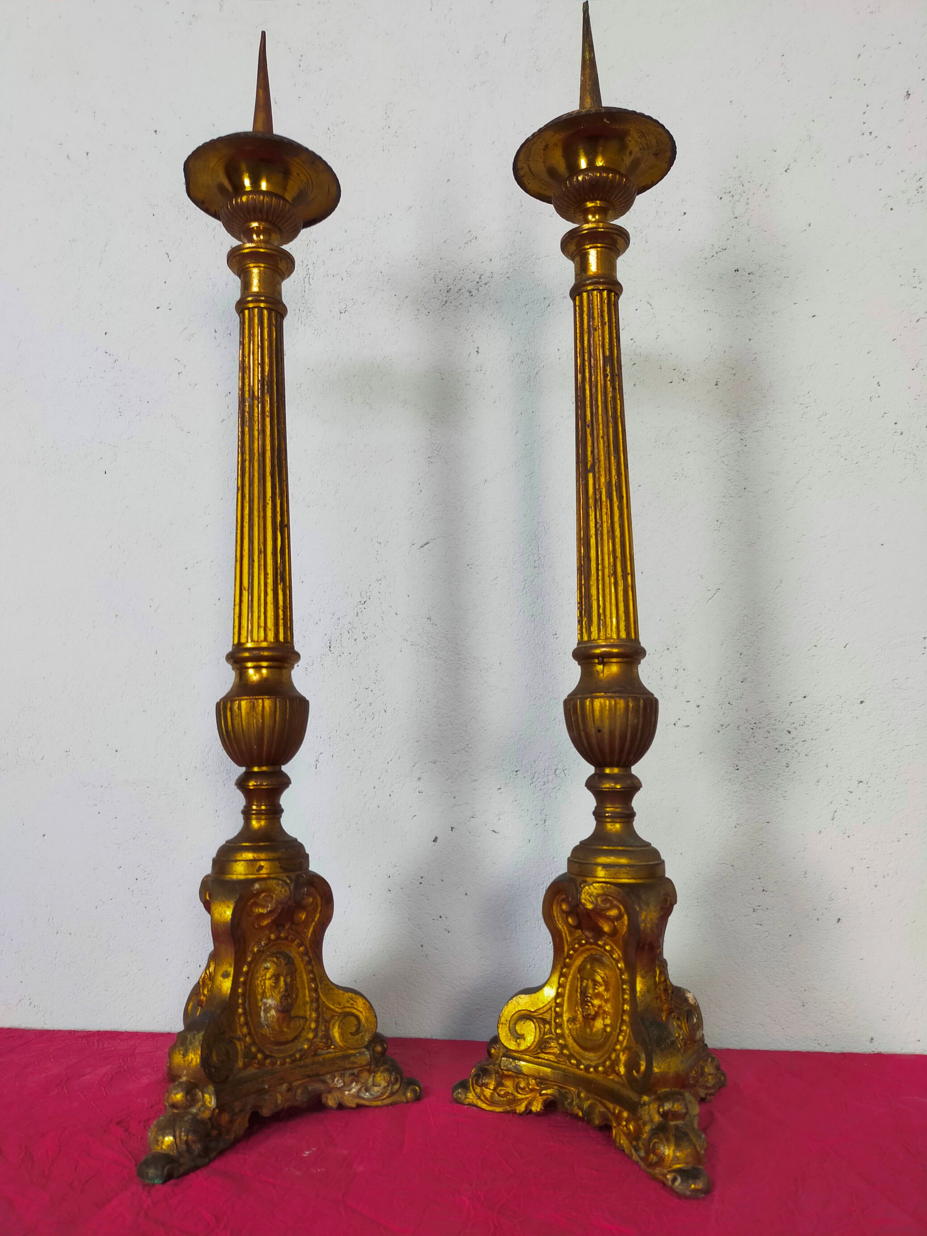 Paire de pique-cierges, bougeoirs XIXème en bronze et laiton
