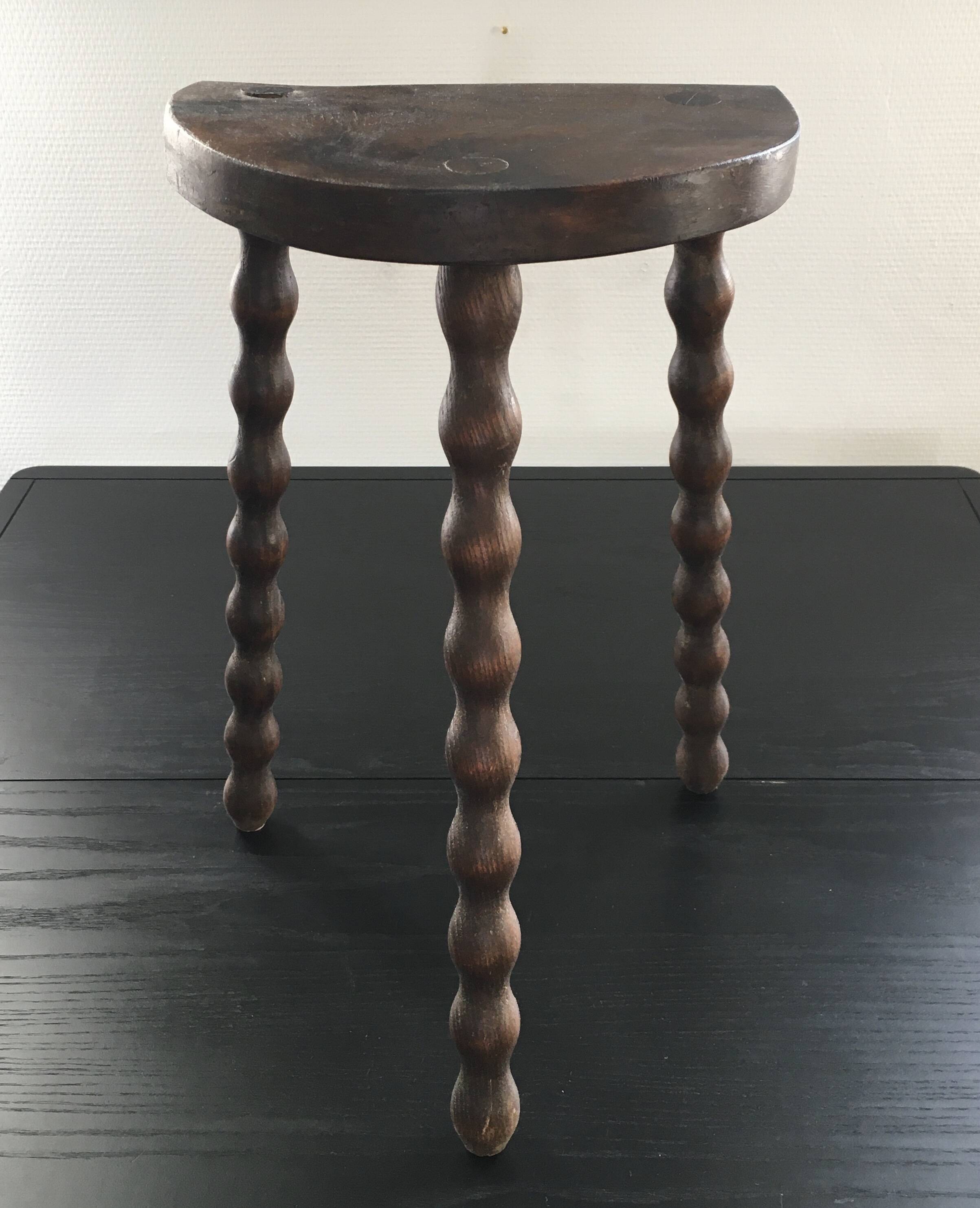 Half-moon tripod stool