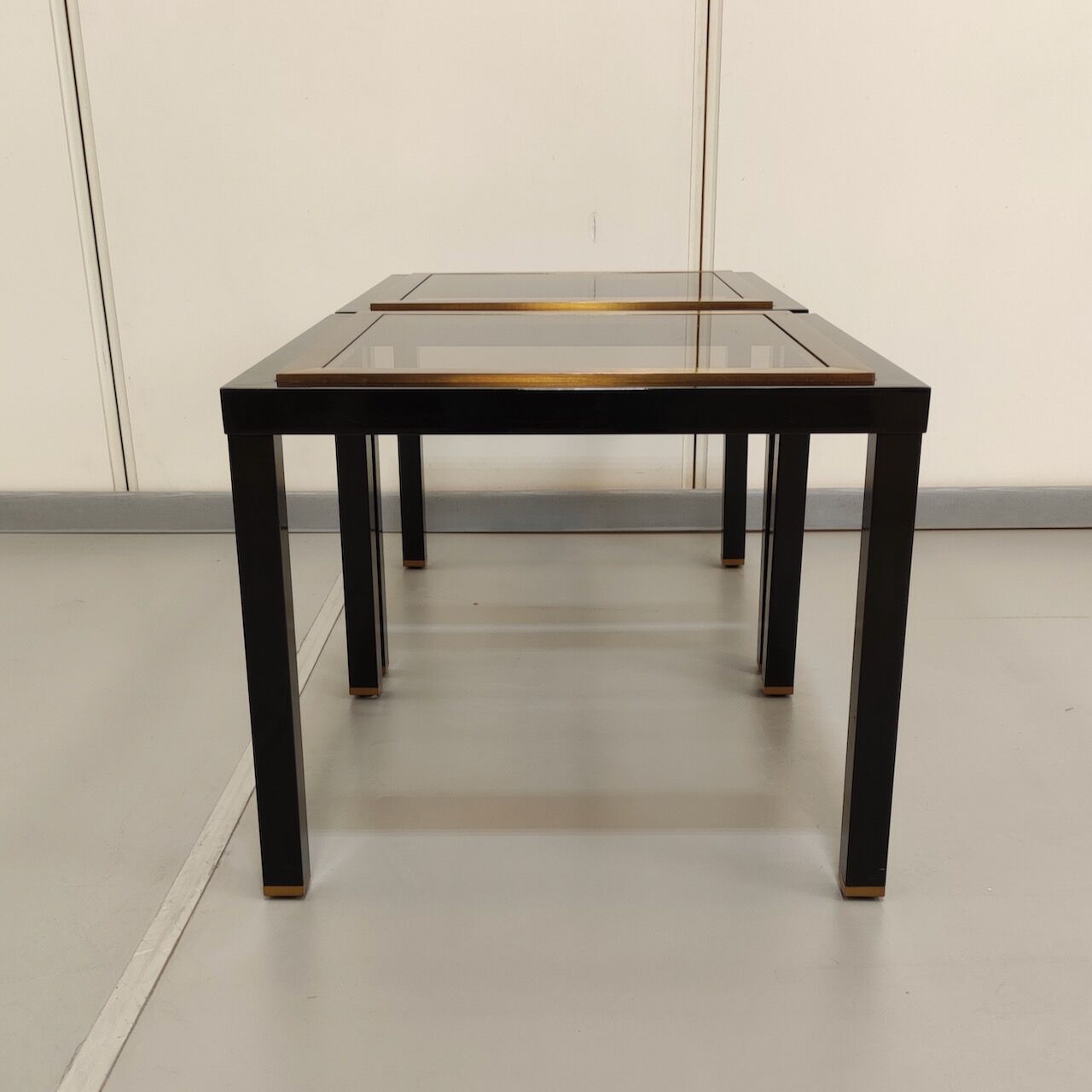 Paire de tables d’appoint noires et dorées
