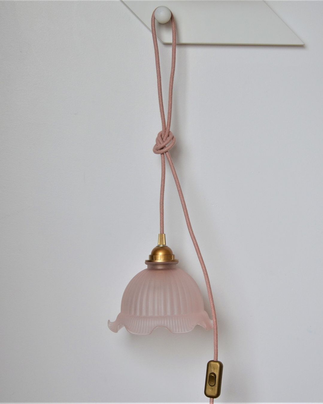 Walklight in curved glass – pink colors -