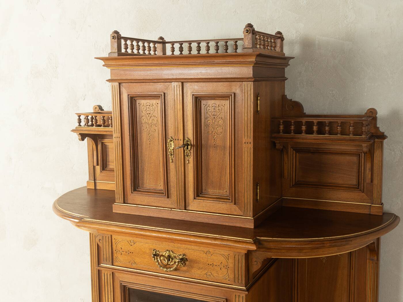 Cabinet haut antique de style Gründerzeit, vers 1900