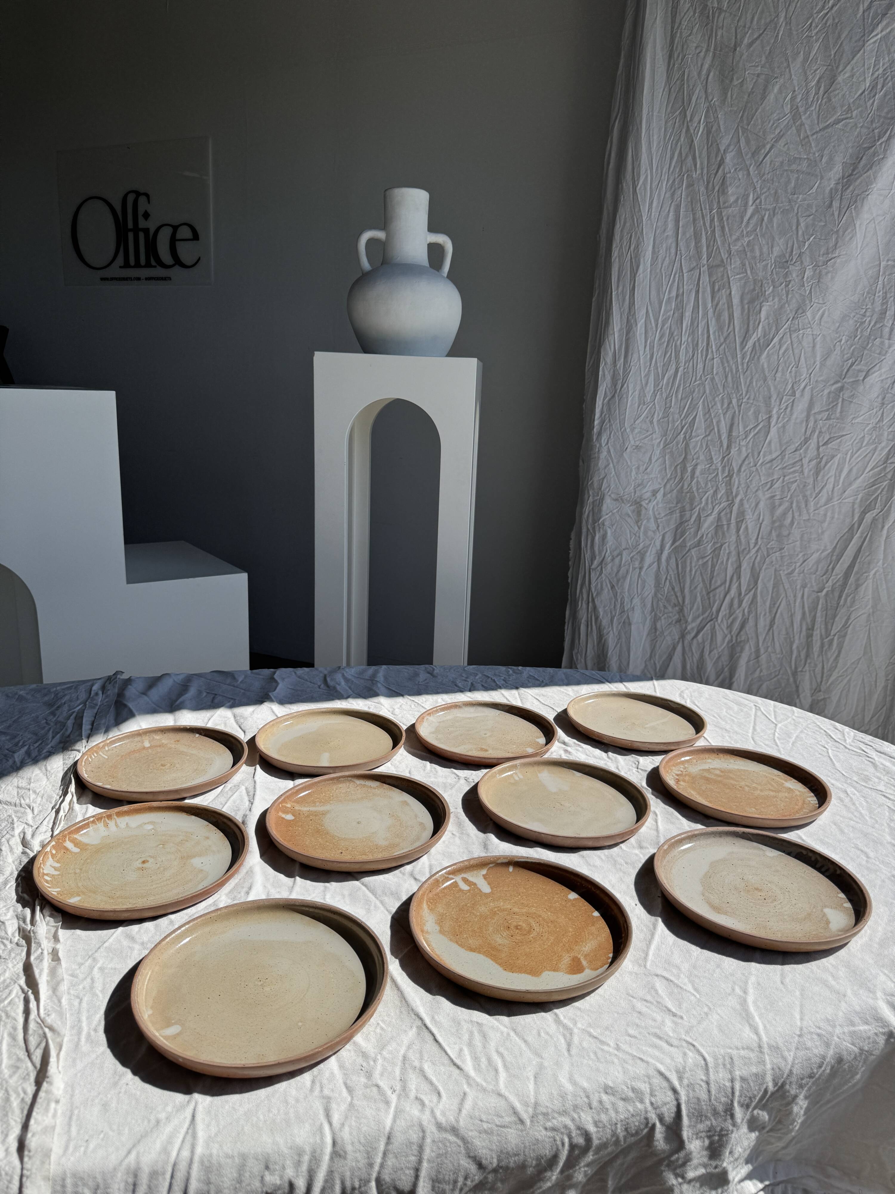 Lot de 11 assiettes en grès beige épais vintage D22,5